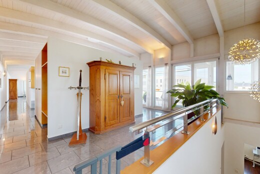 halle / korridor mit natürliches licht, natural light, balkendecke, beamed ceiling, und gipskartonwand