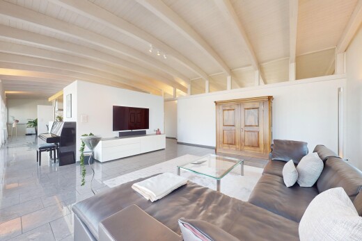 wohnzimmer mit fernseher, gipskartonwand, drywall, inside property, und balkendecke