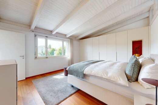 zimmer / schlafzimmer mit vaulted ceiling, dachschräge, natural light, natürliches licht, und inside property