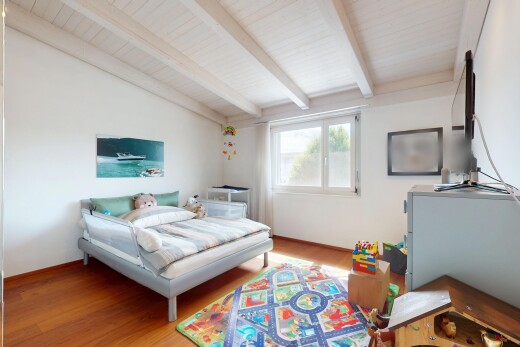 zimmer / schlafzimmer mit gipskartonwand, drywall, inside property, natürliches licht, und natural light