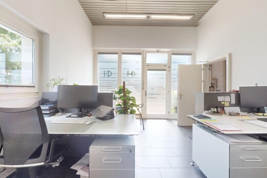 büro mit fernseher, gipskartonwand, drywall, inside property, und bürobereich