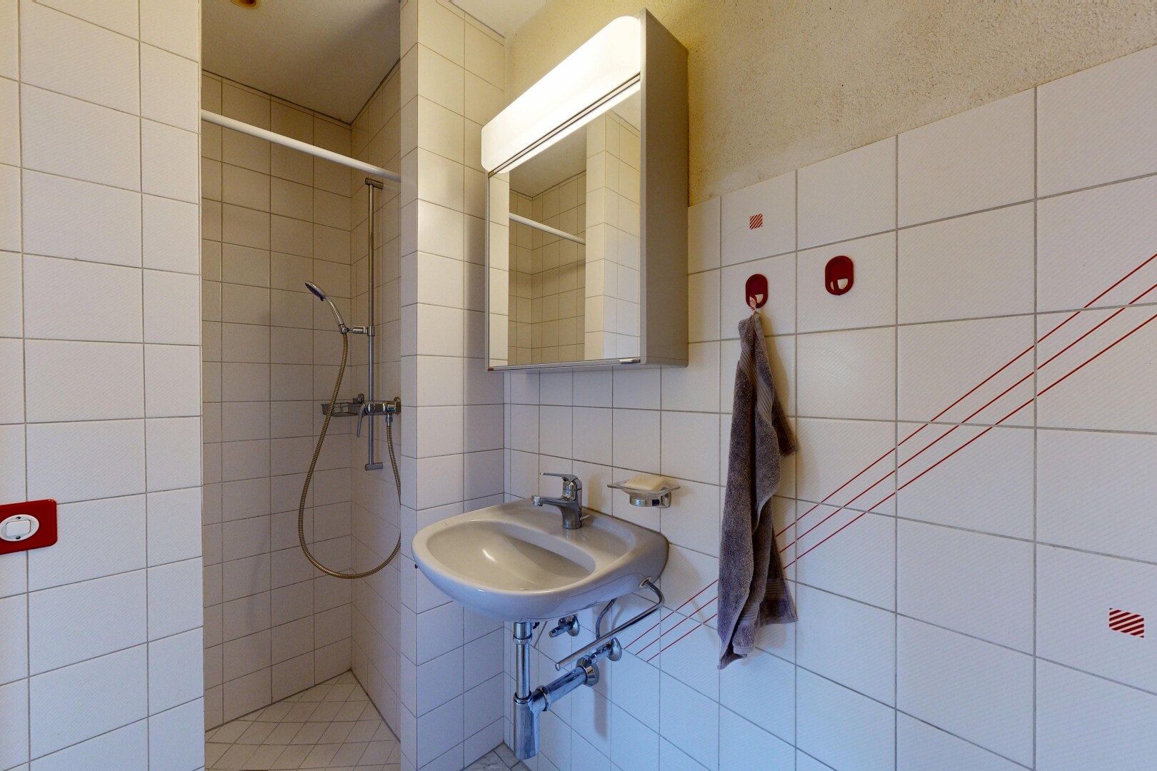 salle de bains avec mur en carrelage, tile wall, salle de bain complète, douche, et miroir