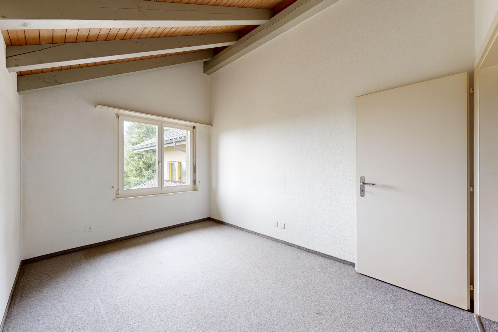 pièce vide avec natural light, lumière naturelle, drywall, cloison sèche, et inside property