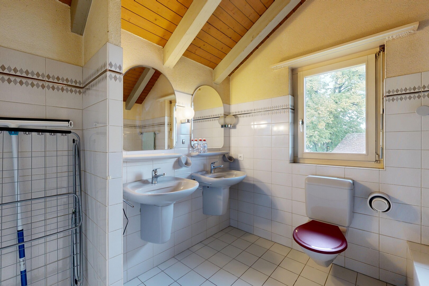 salle de bains avec miroir, sol en carrelage, tile floor, mur en carrelage, et tile wall