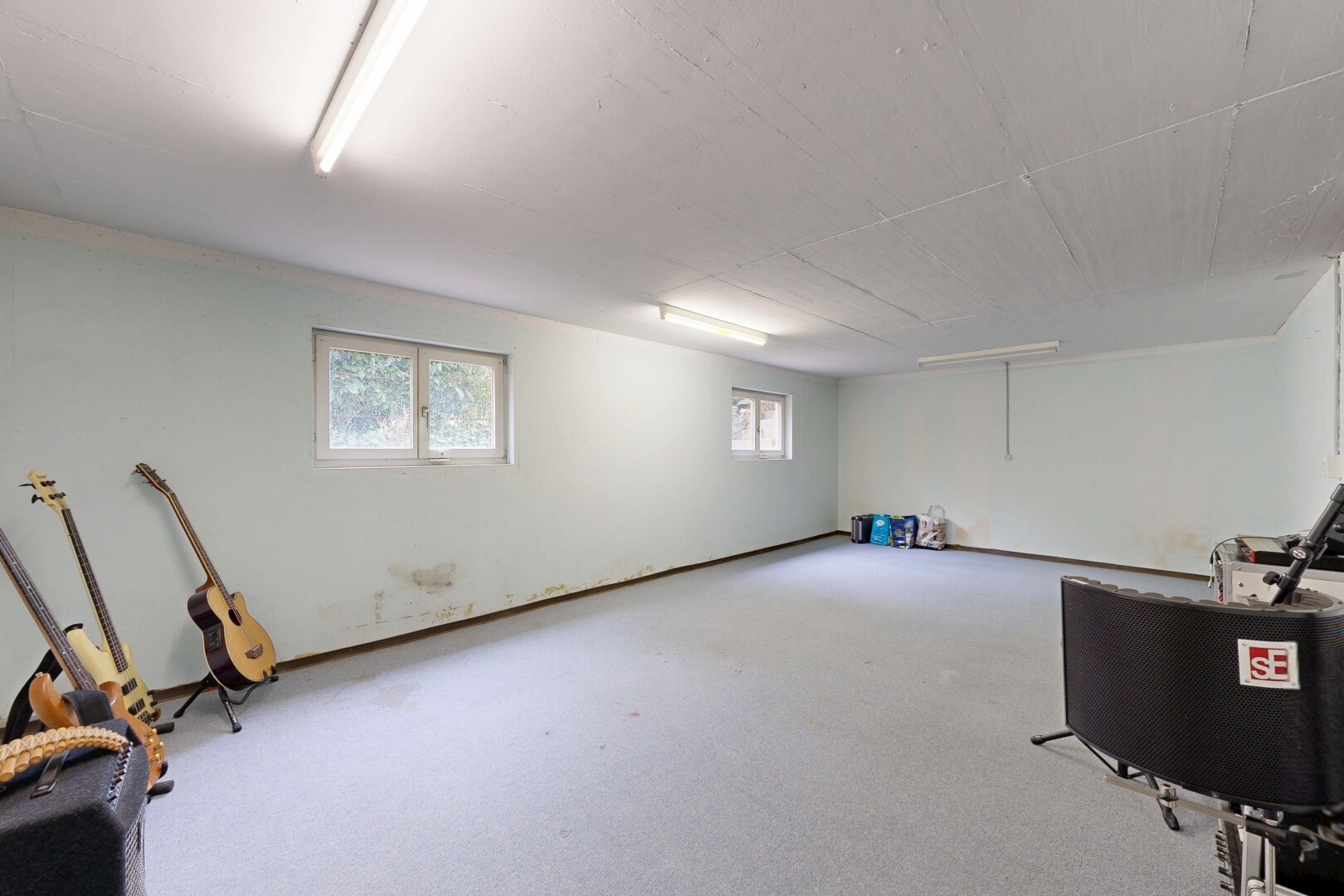 pièce vide avec natural light, lumière naturelle, inside property, drywall, et cloison sèche