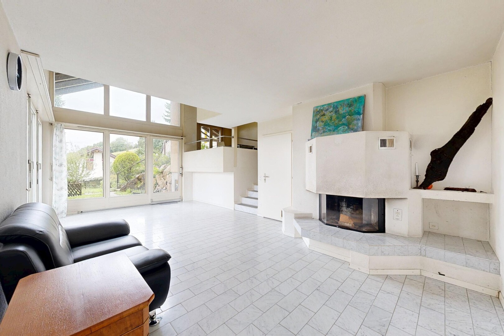 salon avec natural light, lumière naturelle, inside property, cheminée, et drywall