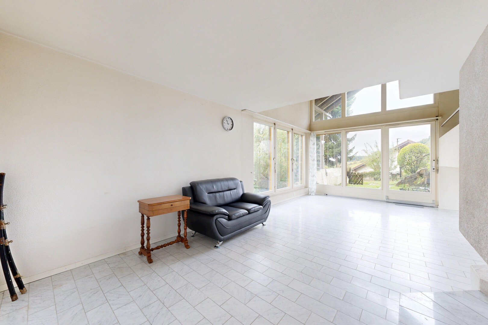 salon avec inside property, natural light, lumière naturelle, drywall, et cloison sèche