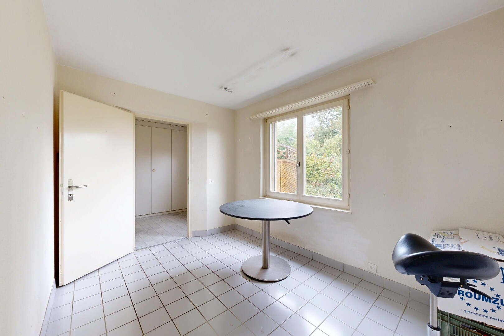 salle à manger avec drywall, cloison sèche, inside property, natural light, et lumière naturelle