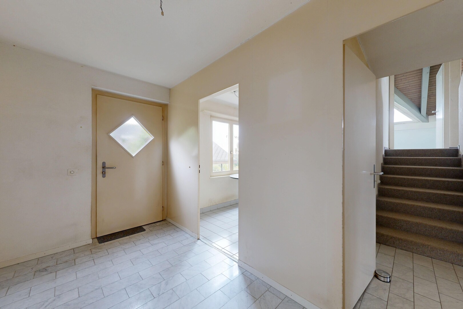 pièce vide avec drywall, cloison sèche, natural light, lumière naturelle, et inside property