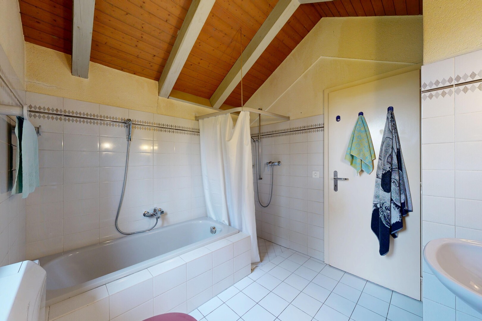 salle de bains avec salle de bain complète, vaulted ceiling, plafond voûté, inside property, et tile floor