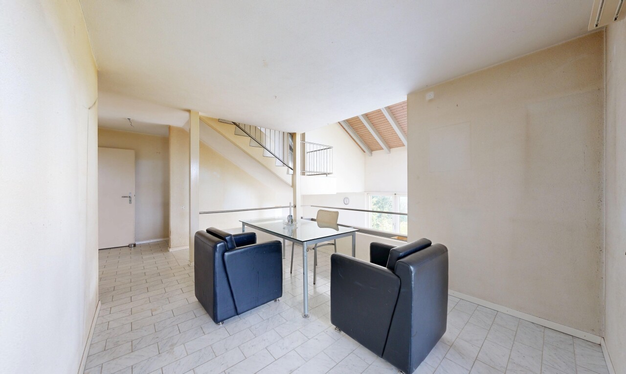 salon avec inside property, natural light, lumière naturelle, escaliers, et drywall