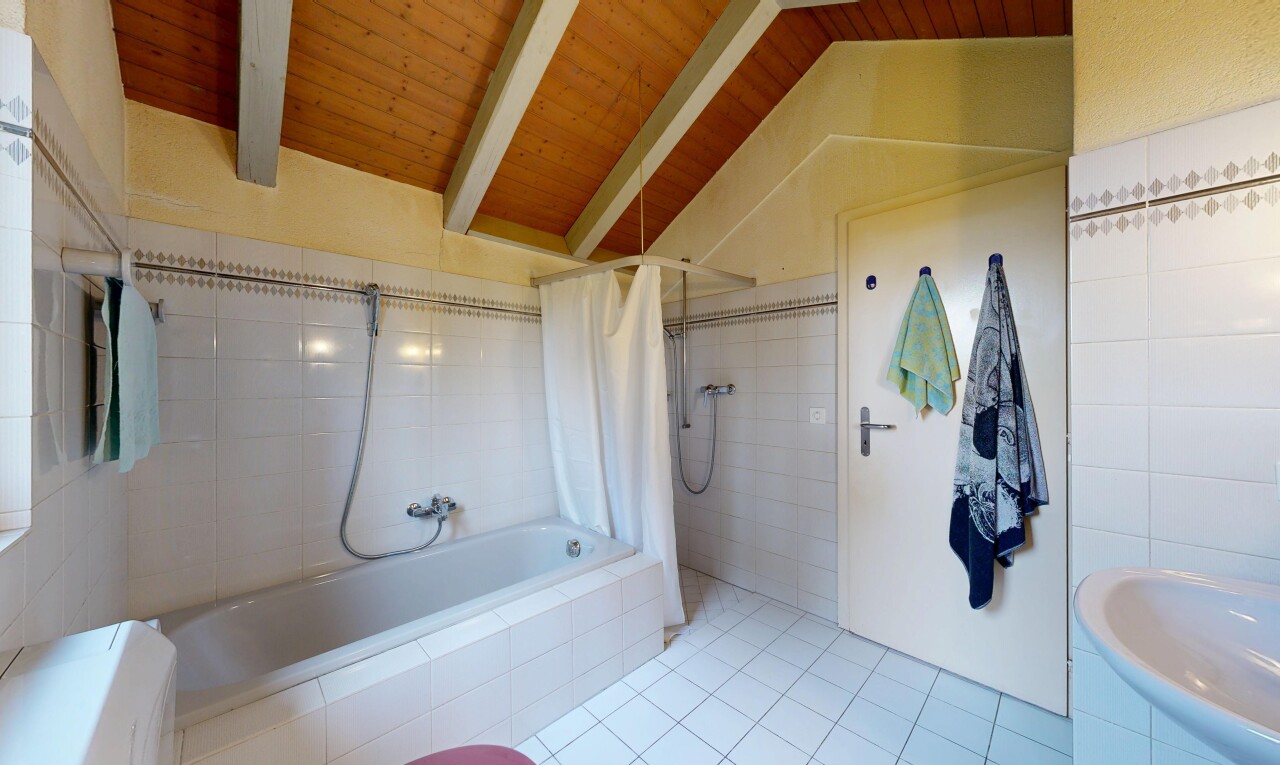 salle de bains avec salle de bain complète, vaulted ceiling, plafond voûté, inside property, et tile floor