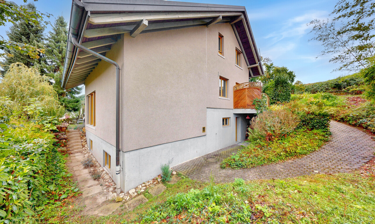 façade avec day time, bardage en stuc, et property visible