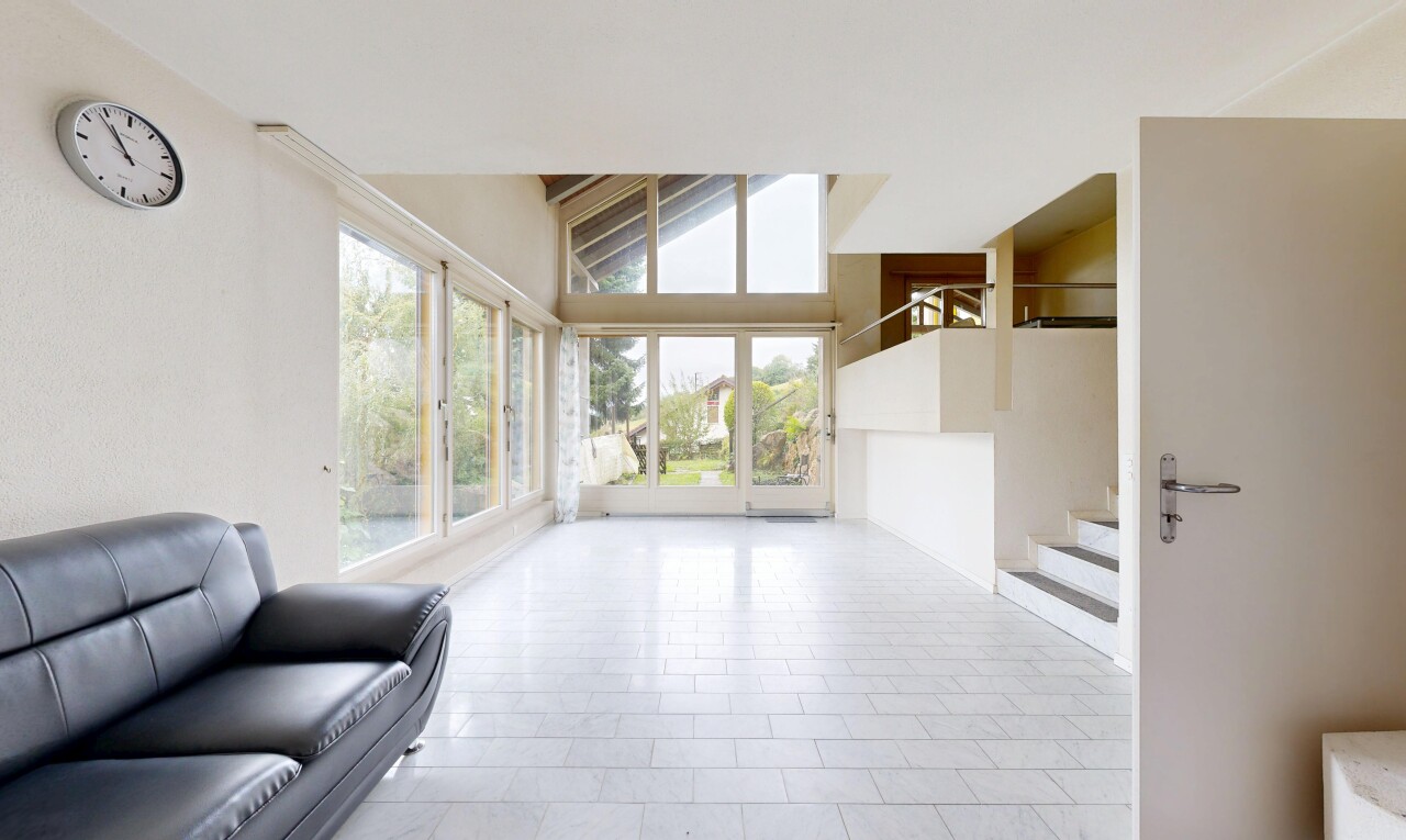 salon avec inside property, natural light, lumière naturelle, drywall, et cloison sèche