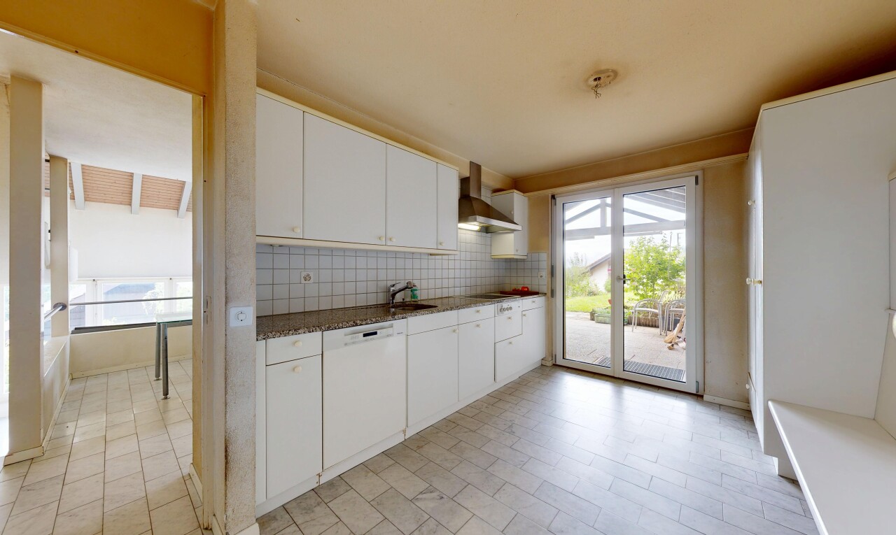 cuisine avec backsplash, dosseret, hotte, lave-vaisselle, et inside property
