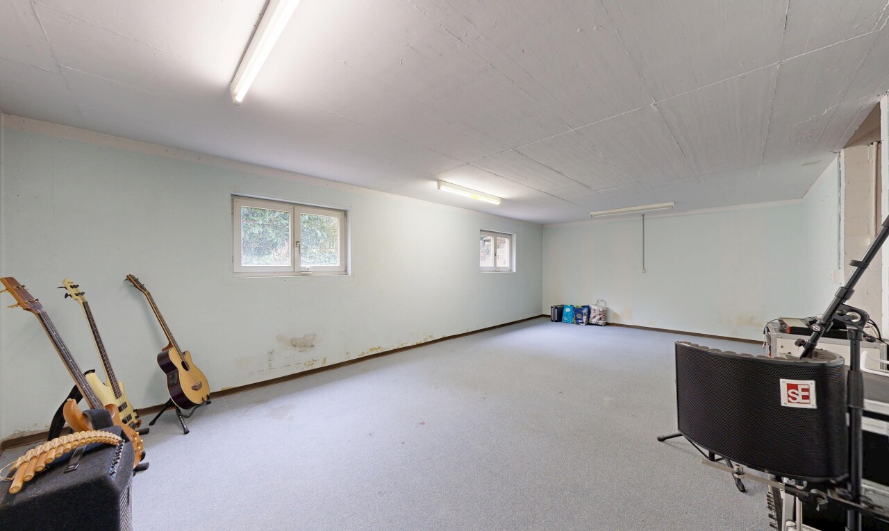 pièce vide avec natural light, lumière naturelle, inside property, drywall, et cloison sèche