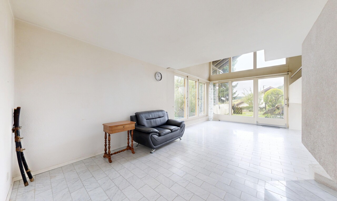 salon avec inside property, natural light, lumière naturelle, drywall, et cloison sèche