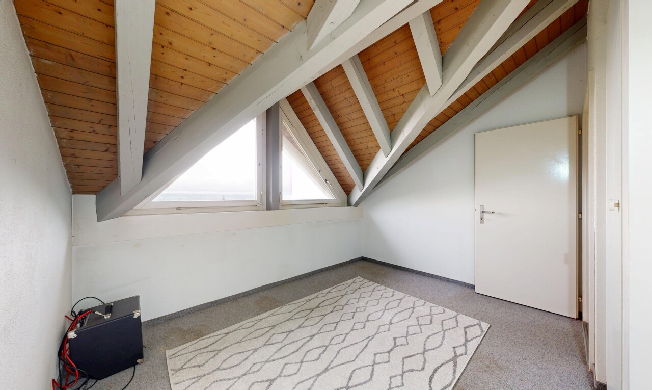 pièce vide avec inside property, drywall, cloison sèche, beamed ceiling, et plafond à poutres