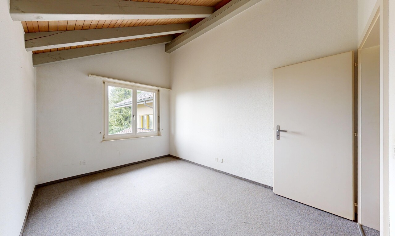 pièce vide avec natural light, lumière naturelle, drywall, cloison sèche, et inside property