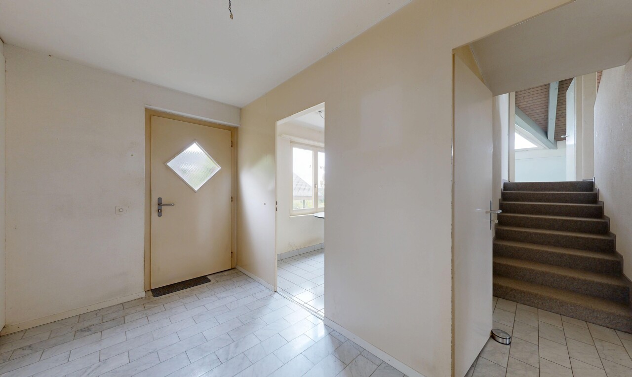 pièce vide avec drywall, cloison sèche, natural light, lumière naturelle, et inside property
