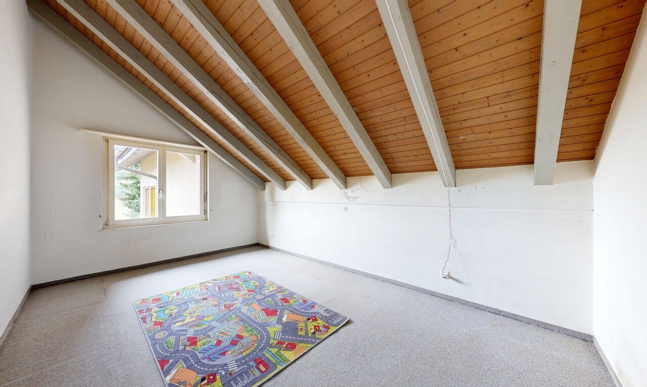 pièce vide avec inside property, drywall, cloison sèche, natural light, et lumière naturelle