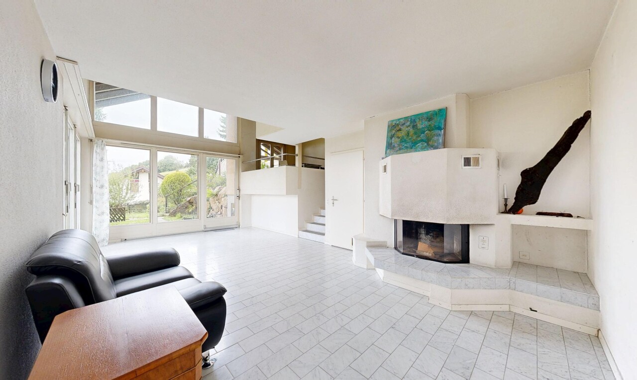 salon avec natural light, lumière naturelle, inside property, cheminée, et drywall