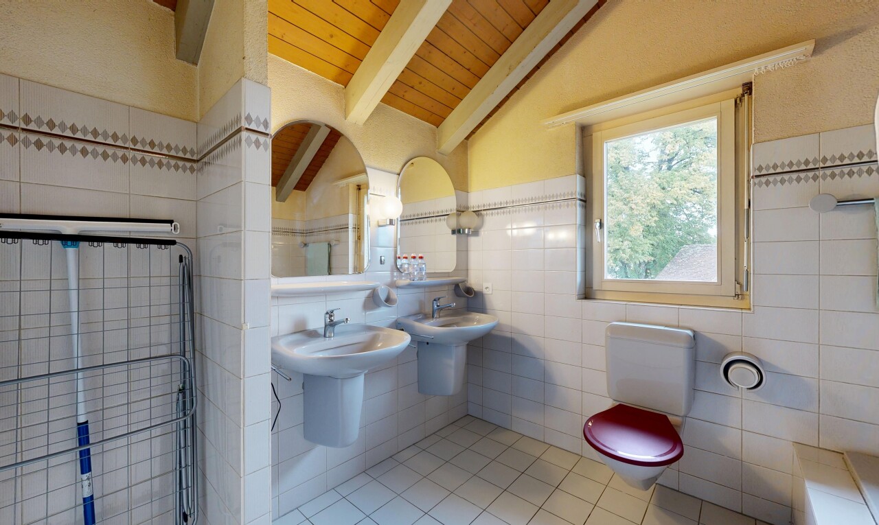 salle de bains avec miroir, sol en carrelage, tile floor, mur en carrelage, et tile wall
