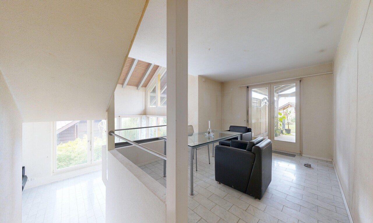 salon avec inside property, natural light, lumière naturelle, drywall, et cloison sèche