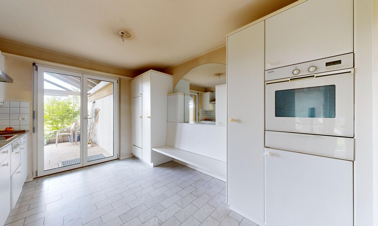 cuisine avec four, lumière naturelle, natural light, inside property, et cloison sèche