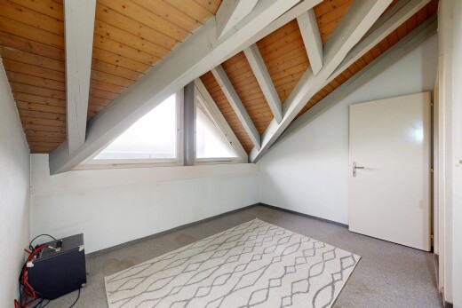 pièce vide avec inside property, drywall, cloison sèche, beamed ceiling, et plafond à poutres