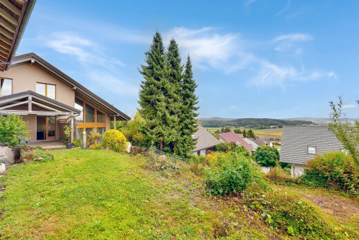 außenansicht mit terrasse, day time, property visible, und rasen