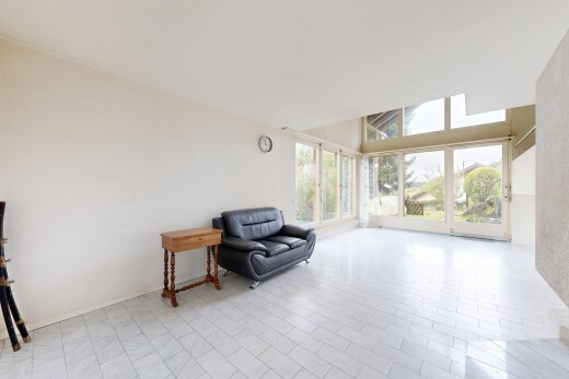 salon avec inside property, natural light, lumière naturelle, drywall, et cloison sèche