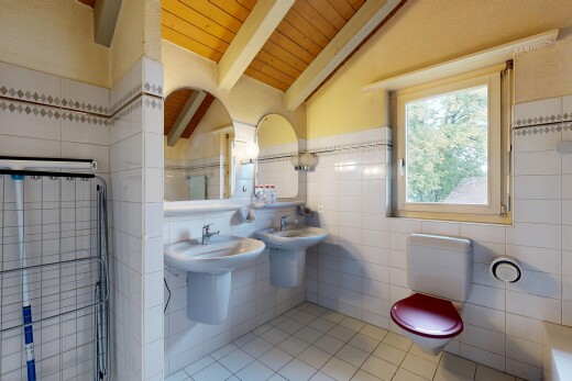 salle de bains avec miroir, sol en carrelage, tile floor, mur en carrelage, et tile wall