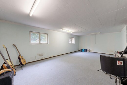 pièce vide avec natural light, lumière naturelle, inside property, drywall, et cloison sèche