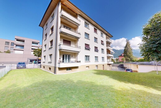 außenansicht mit day time, blick auf wohnanlage, apartment complex view, property visible, und zaun