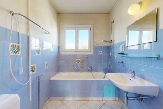 bad mit fliesenwand, tile wall, toilette, komplettes badezimmer, und kombiniertes bad / dusche