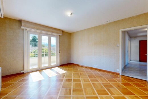 leerer raum mit inside property, natürliches licht, natural light, sockelleisten, und baseboards wall