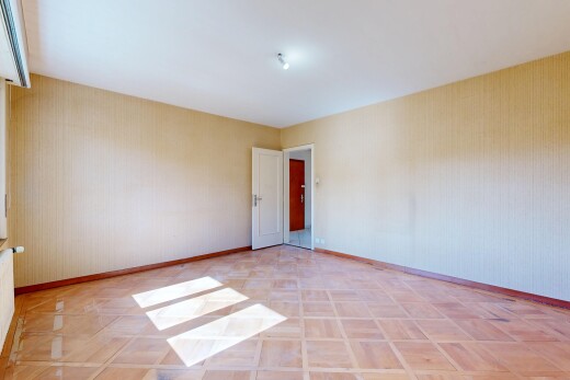 leerer raum mit sockelleisten, baseboards wall, inside property, parquet floor, und kühler