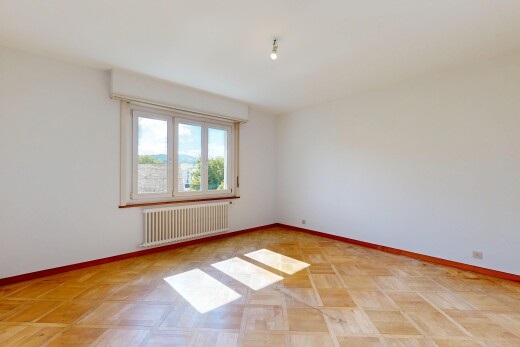 leerer raum mit sockelleisten, baseboards wall, kühler, natürliches licht, und natural light