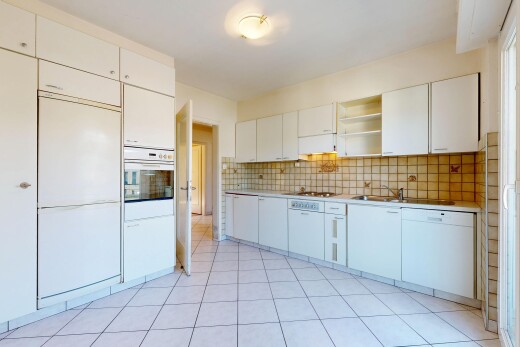 küche mit kühlschrank, offene regale, küchenrückwand beim herd, küchenrückwand beim Herd, und inside property