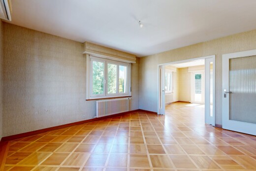 leerer raum mit kühler, sockelleisten, baseboards wall, inside property, und tapetenwand