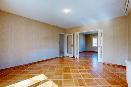 leerer raum mit sockelleisten, baseboards wall, inside property, tapetenwand, und wallpaper wall