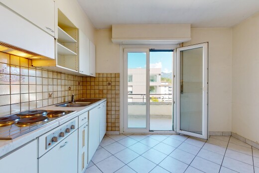 küche mit offene regale, natürliches licht, natural light, inside property, und küchenrückwand beim herd