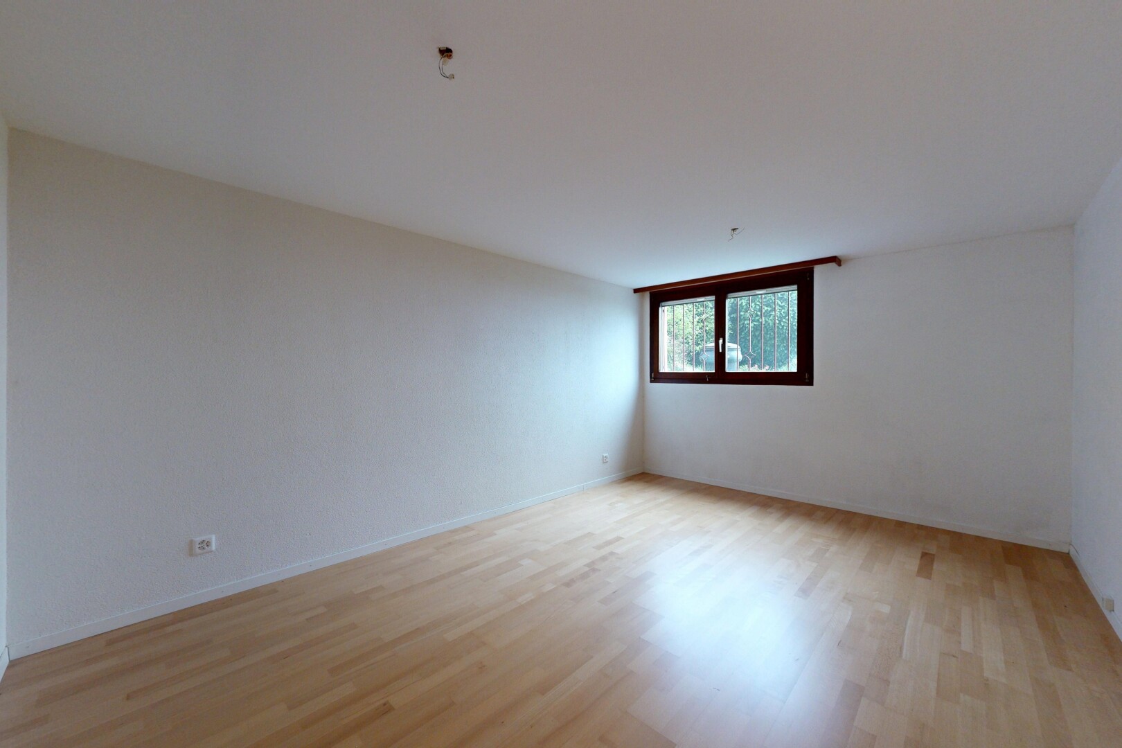 pièce vide avec lumière naturelle, natural light, sol en finition bois, wood finish floor, et cloison sèche