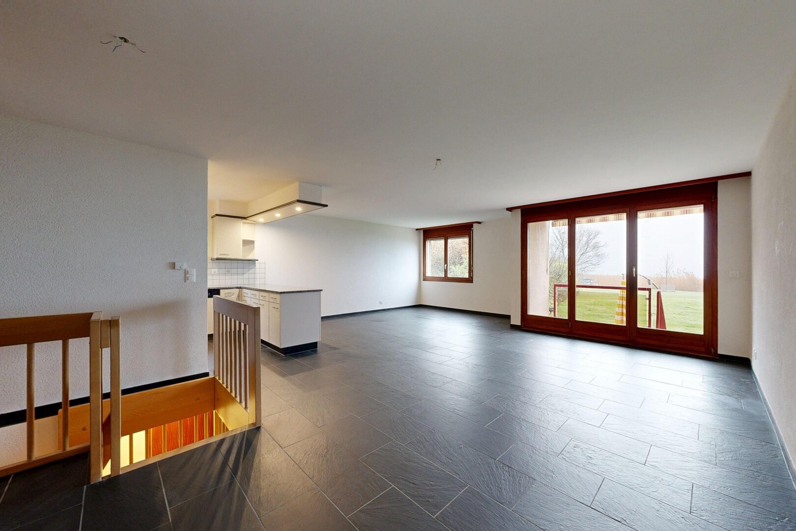 pièce vide avec lumière naturelle, natural light, inside property, backsplash, et cloison sèche