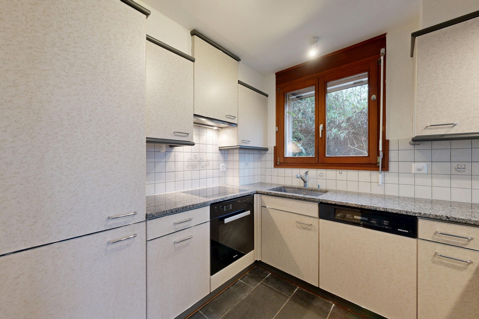 cuisine avec lave-vaisselle, dosseret, backsplash, lumière naturelle, et natural light
