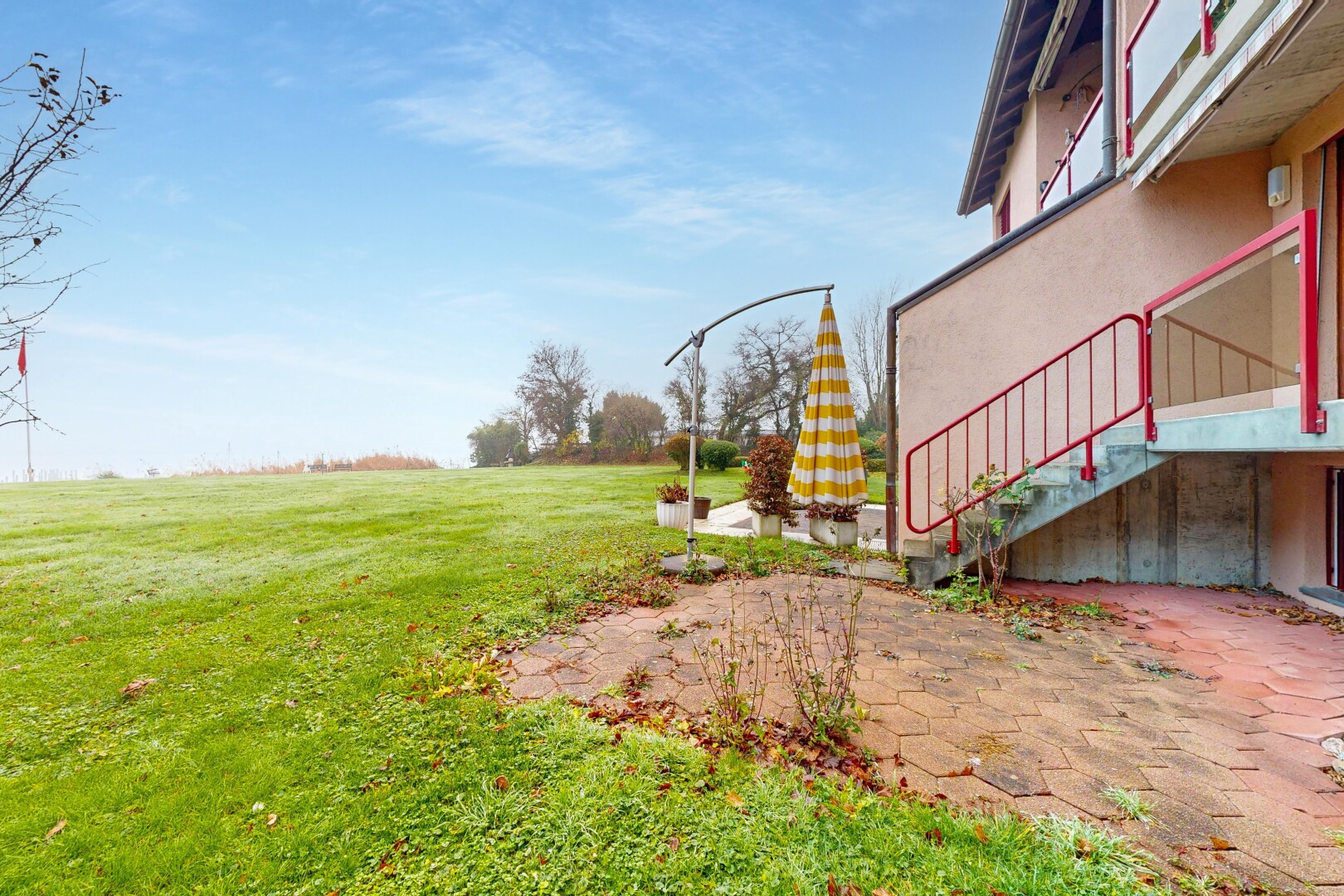 jardin avec escaliers, pelouse, terrasse, et day time