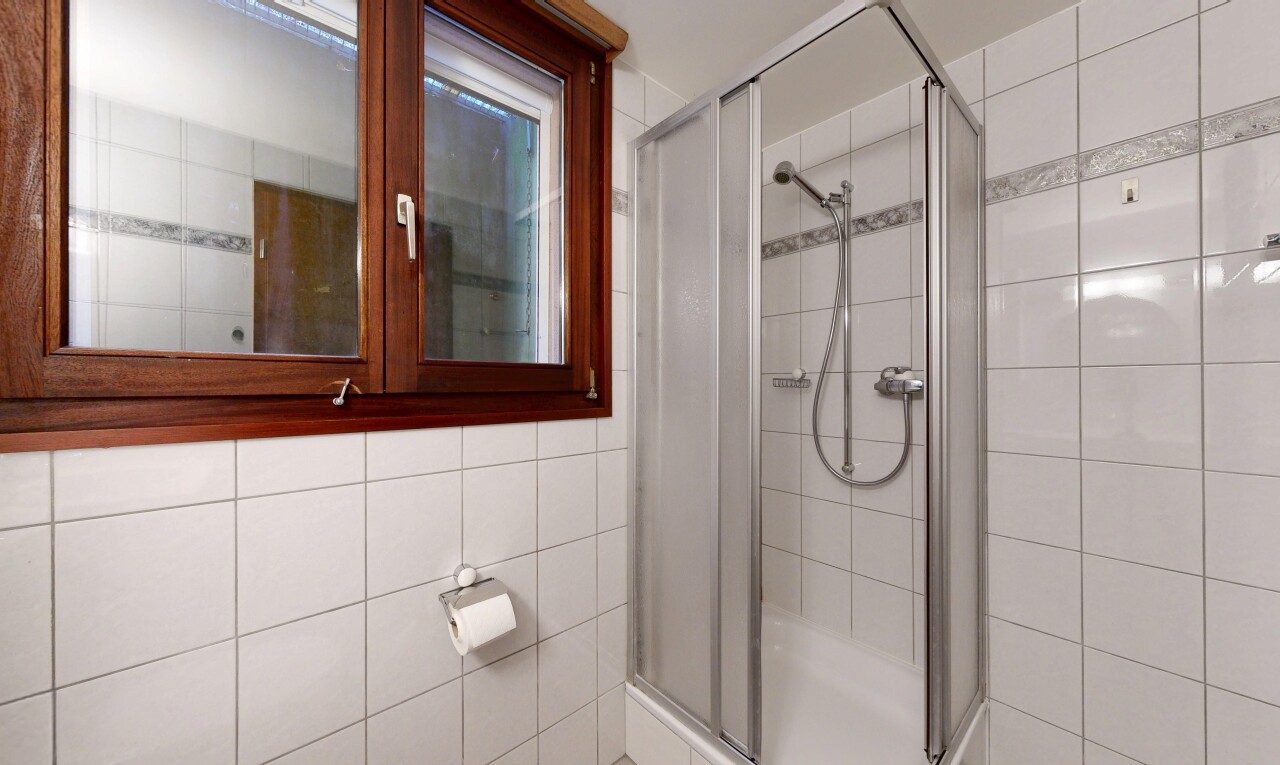 salle de bains avec salle de bain complète, mur en carrelage, tile wall, douche, et inside property
