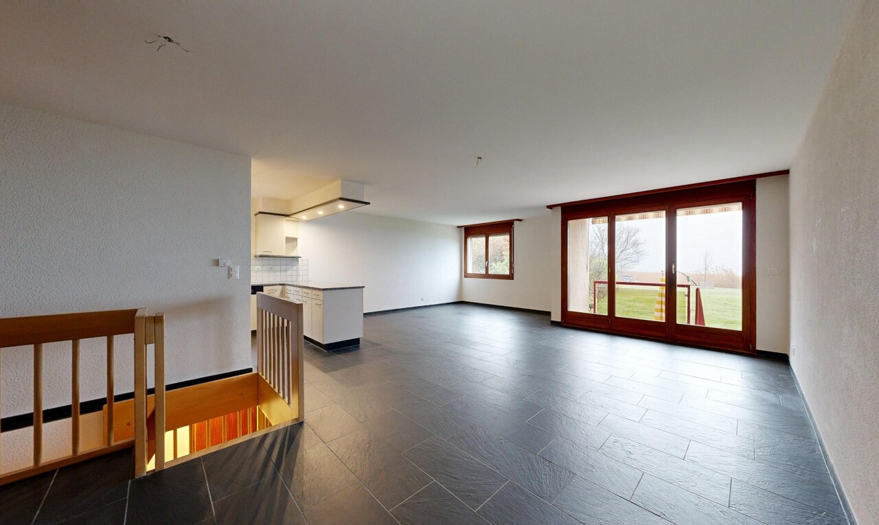 pièce vide avec lumière naturelle, natural light, inside property, backsplash, et cloison sèche