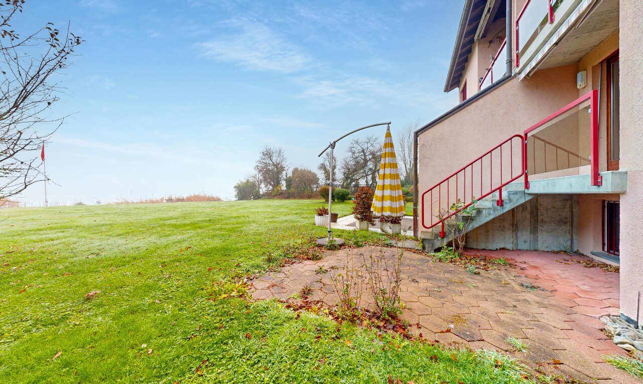 jardin avec escaliers, pelouse, terrasse, et day time